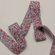 Load image into Gallery viewer, Liberty_25mm Bias_Tape Wiltshire Bud B, for sale at Minerva's Bower